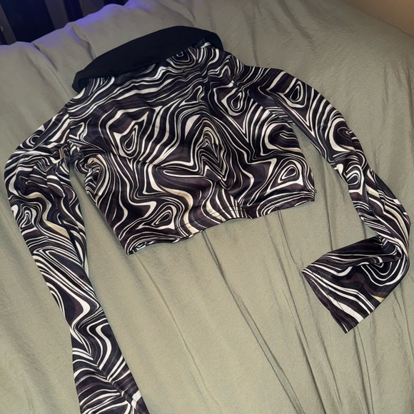 BLACK AND WHITE ABSTRACT TOP - Picture 4 of 4